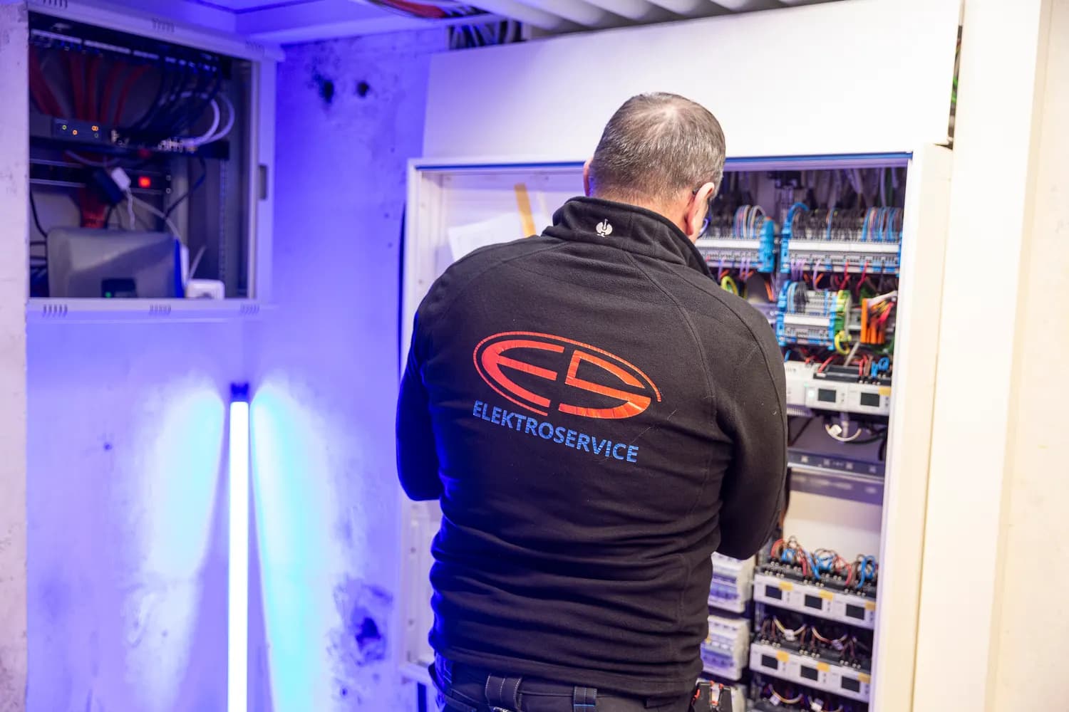 Elektroniker der Elektro-Service SFS bei der Installation eines Verteilers