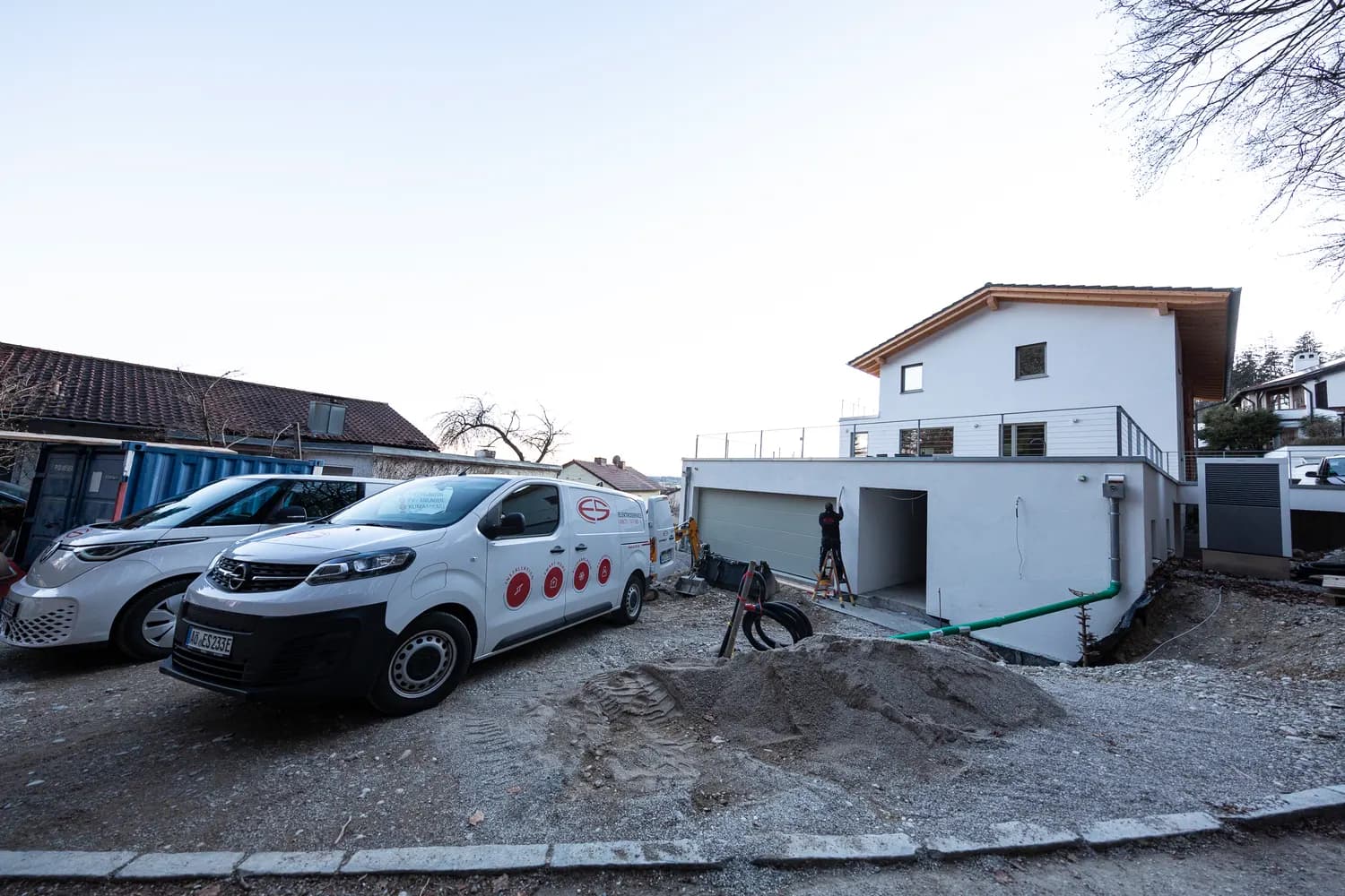 Servicefahrzeuge der Elektro-Service SFS an einer Baustelle
