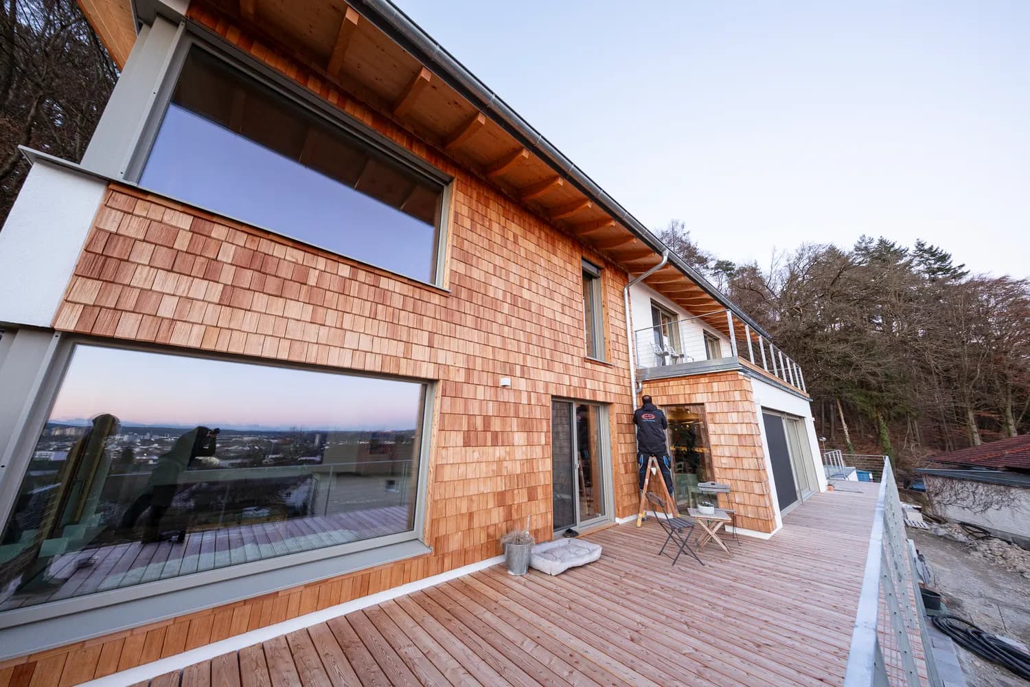 Modernes Neubau-Referenzobjekt der Elektro-Service SFS GmbH mit Holzschindel-Fassade