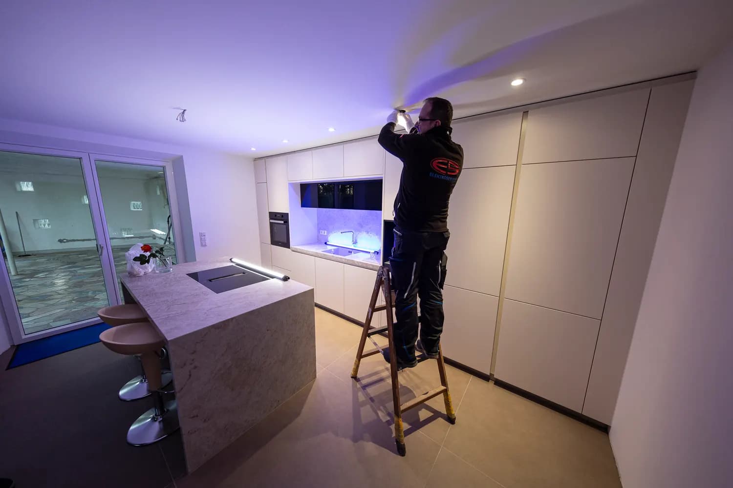 Montage indirekter LED-Beleuchtung in einer modernen Wohnküche