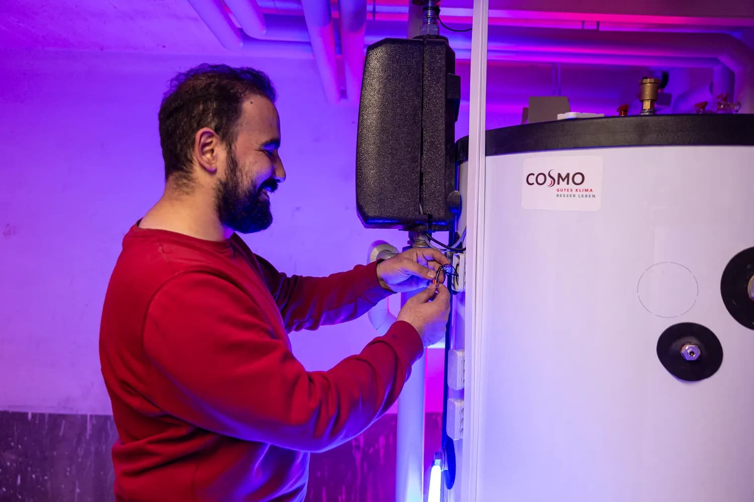 Installation der Haus- und Energietechnik in einem Technikraum